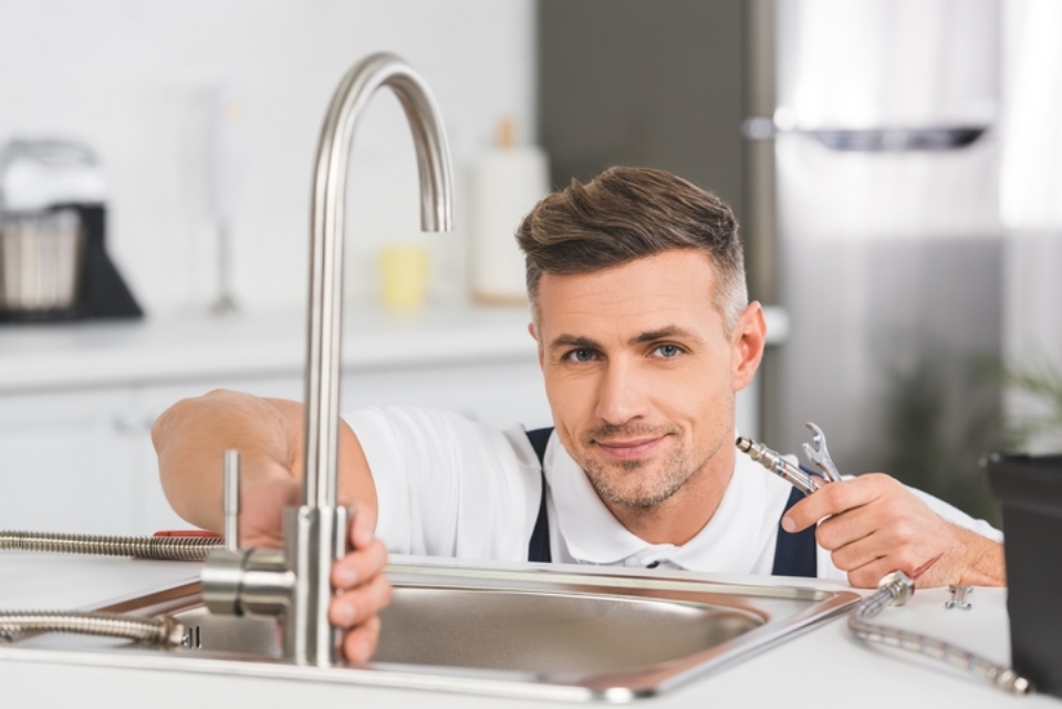 4 common kitchen sinks problems and how to solve them